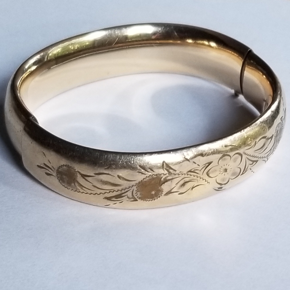 Metal bracelet with floral flowers and paisley